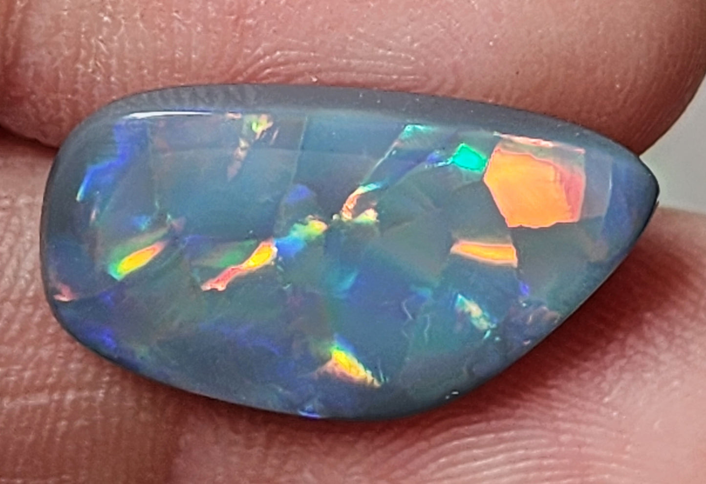 DISTINCTIVE BLACK OPAL STONE FROM LIGHTNING RIDGE