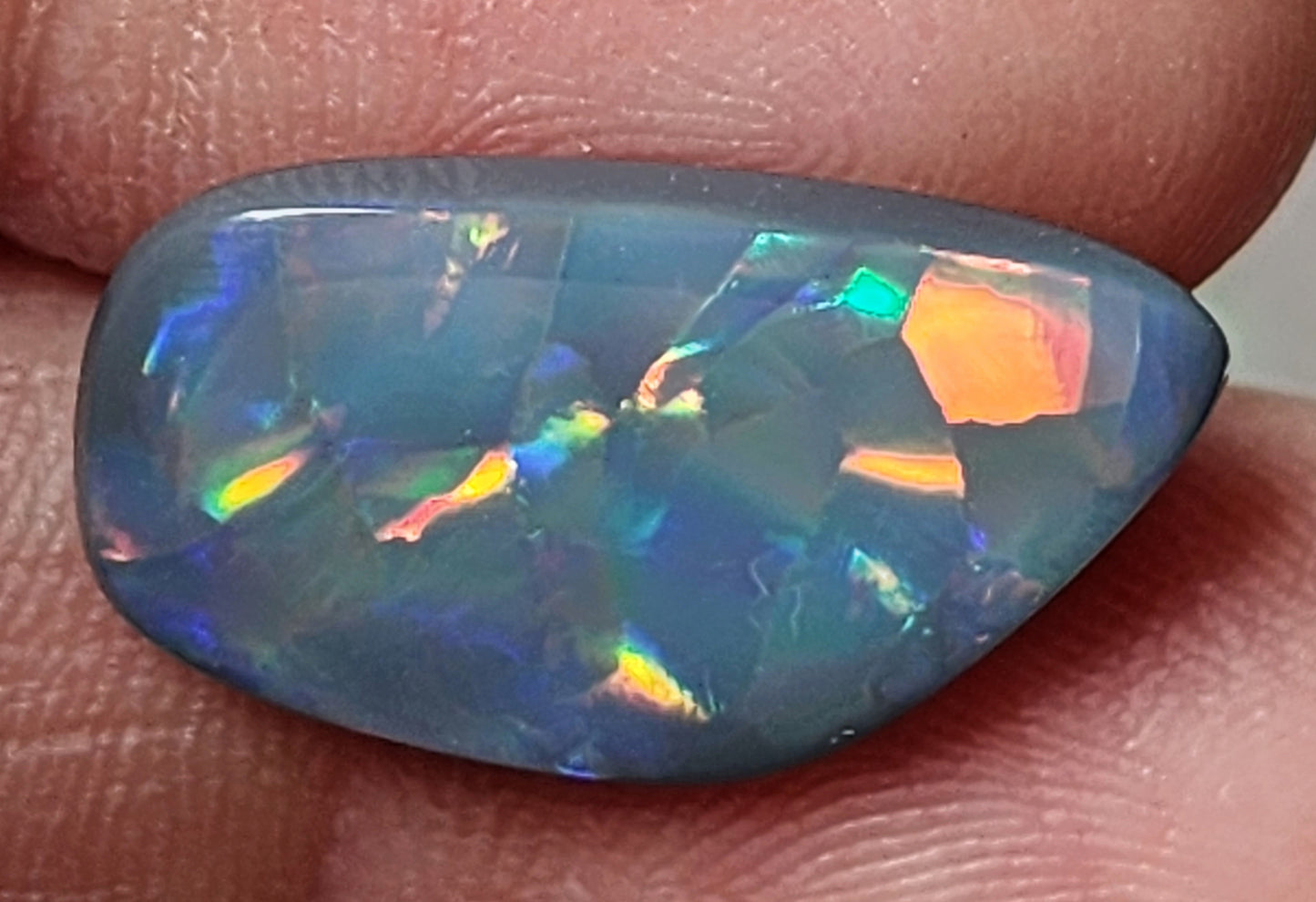 DISTINCTIVE BLACK OPAL STONE FROM LIGHTNING RIDGE