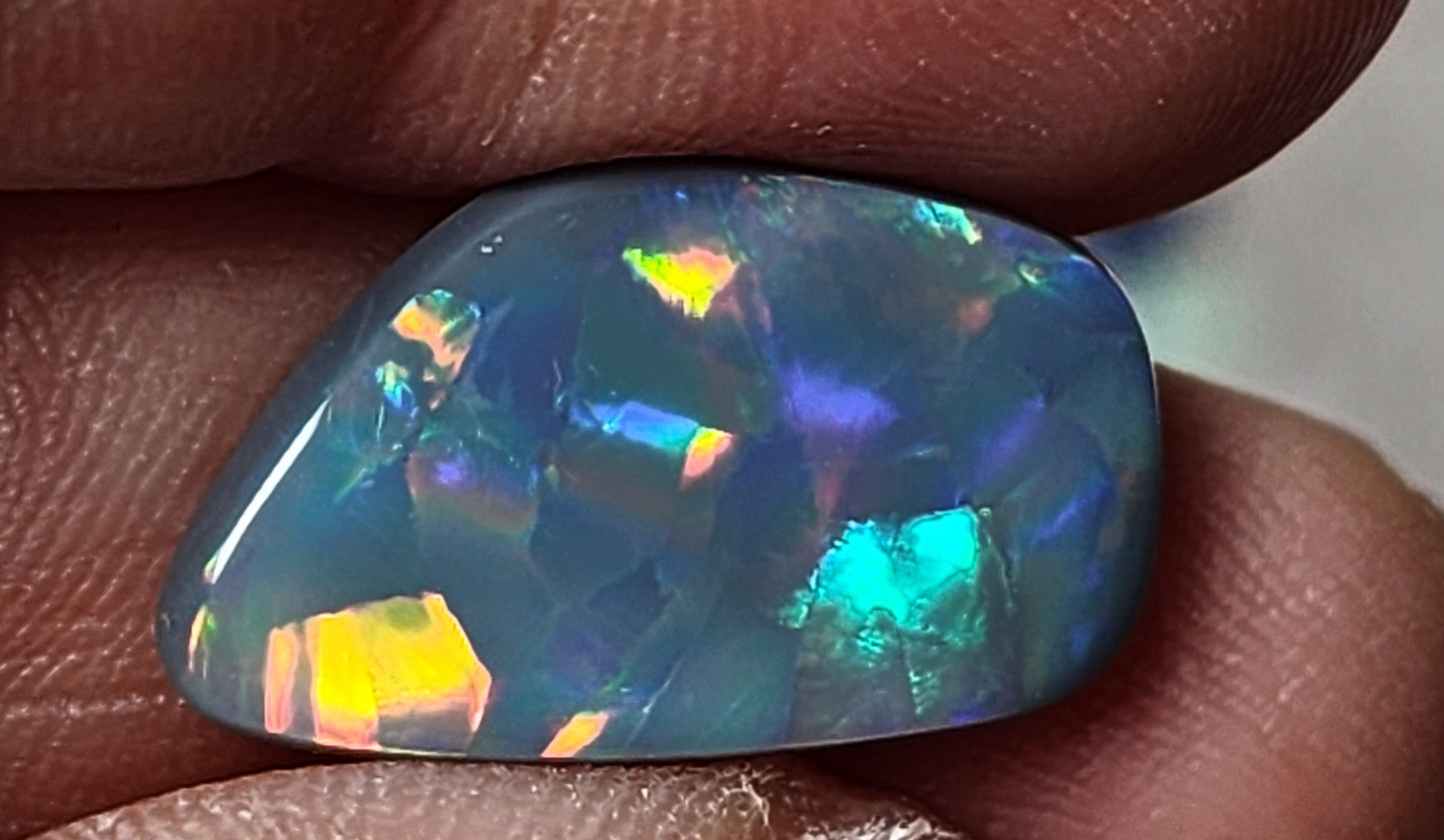 DISTINCTIVE BLACK OPAL STONE FROM LIGHTNING RIDGE