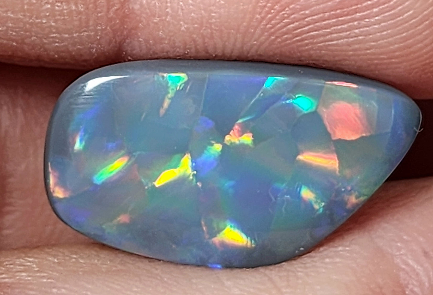 DISTINCTIVE BLACK OPAL STONE FROM LIGHTNING RIDGE