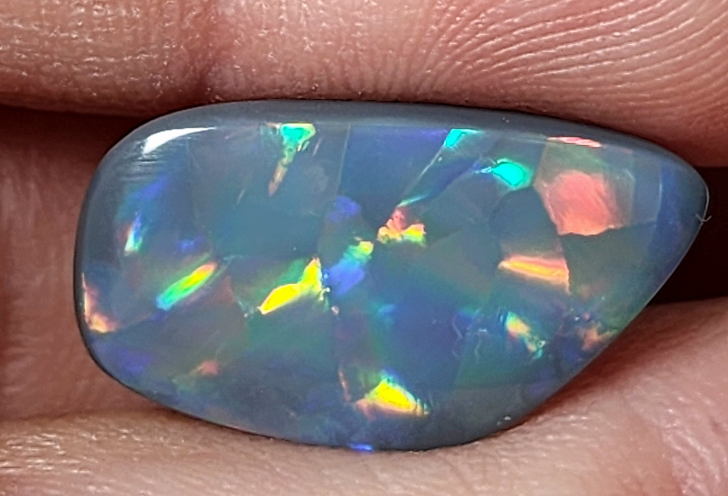 DISTINCTIVE BLACK OPAL STONE FROM LIGHTNING RIDGE