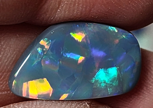 DISTINCTIVE BLACK OPAL STONE FROM LIGHTNING RIDGE