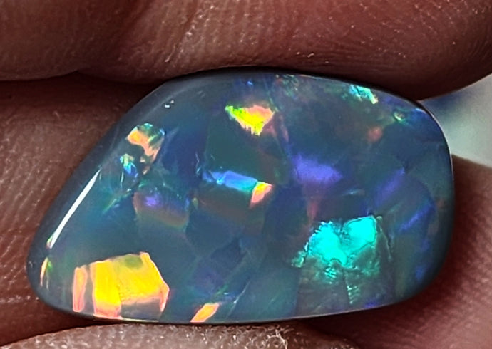 DISTINCTIVE BLACK OPAL STONE FROM LIGHTNING RIDGE