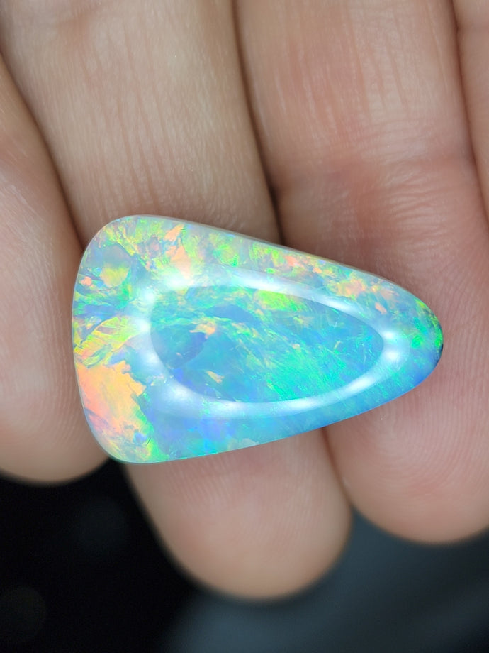 WHOOPING 16 CARATS CRYSTAL OPAL
